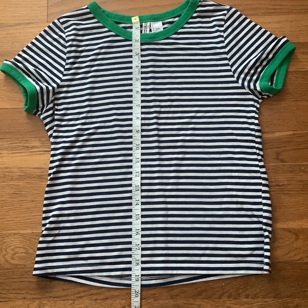 🐸 Divided navy/white striped tee with green accents on sleeves. Size S. - Picture 6 of 7